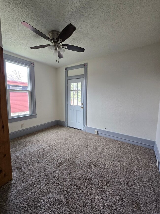 Building Photo - 3 Bed 2 Bath