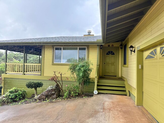 Building Photo - Beautiful 3 Bedroom / 2.5 Bathroom Home in Wailuku Heights!