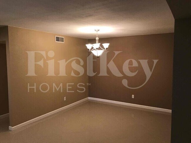 Foto del edificio - 6025 W Evans Dr