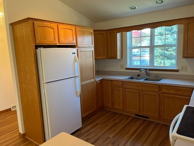 Foto del edificio - 1175 St Albert the Great Ct