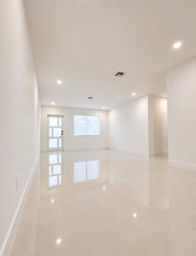 Foto del edificio - 345 Pinehurst Rd