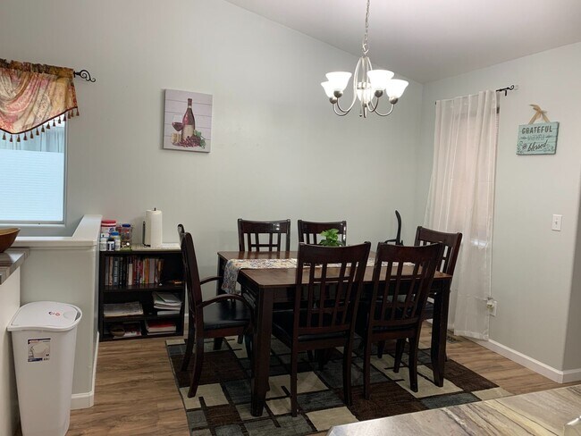 Foto del edificio - Spacious Townhouse, just five minutes from...