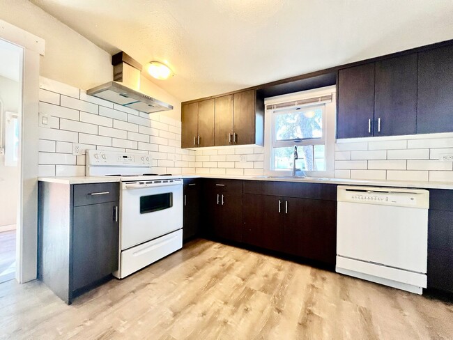 Building Photo - Fantastic House In Desirable Englewood Nei...