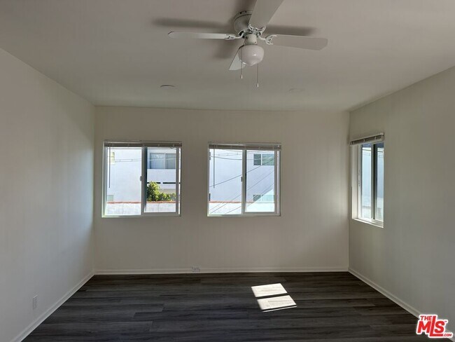 Foto del edificio - 342 1/2 S Serrano Ave