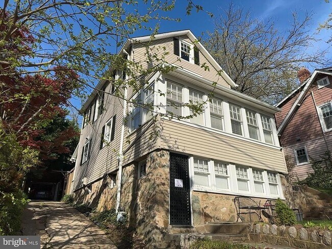 Foto del edificio - 5067 MacArthur Blvd NW