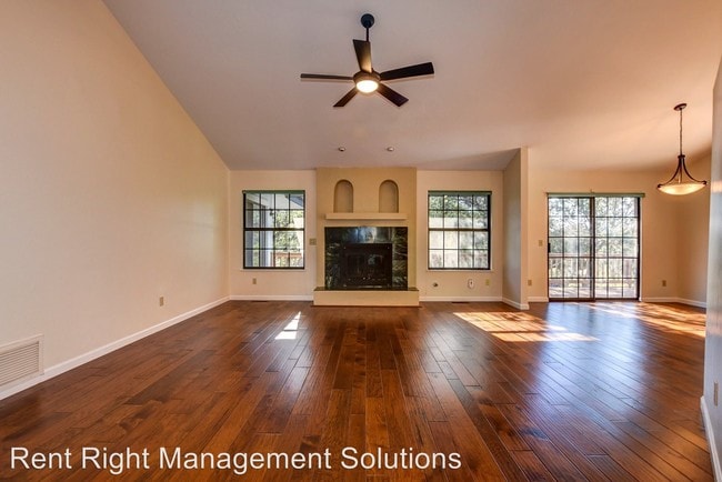 Building Photo - 3 br, 2.5 bath House - 648 Thunderbird Dr.