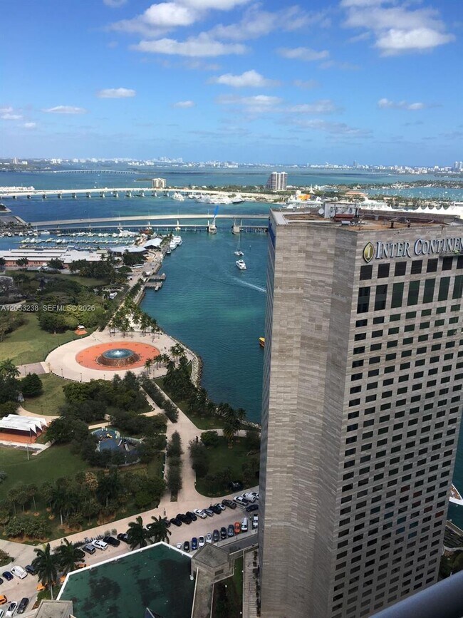 Foto del edificio - 325 S Biscayne Blvd