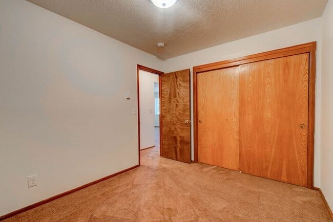 Building Photo - Spacious & Modern Living at Silver Creek I...