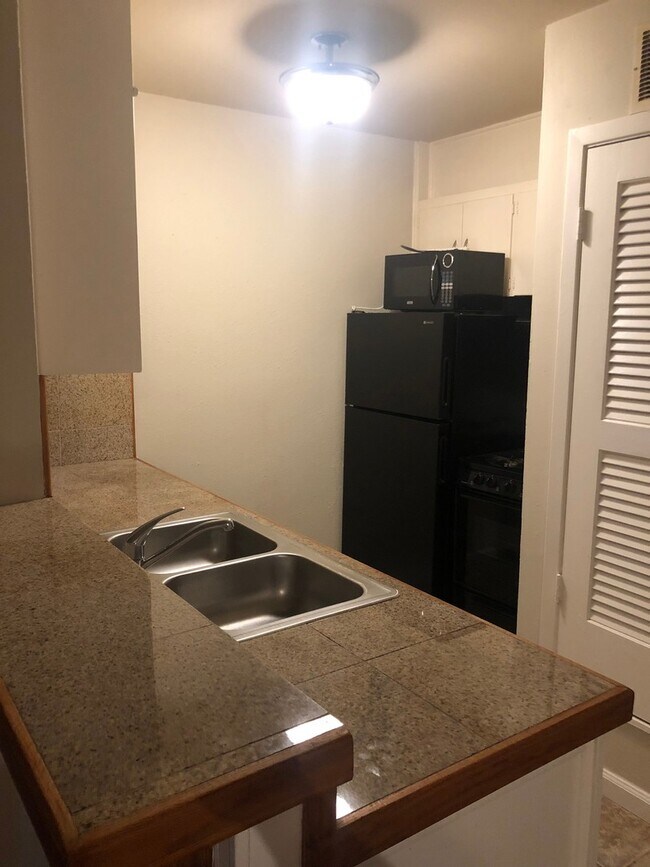 Foto del edificio - August Prelease : Hyde Park 2 bed/1 bath Condo, New Paint and Updated Bathroom!