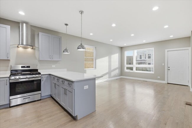 Building Photo - 1048 N Lawndale Ave