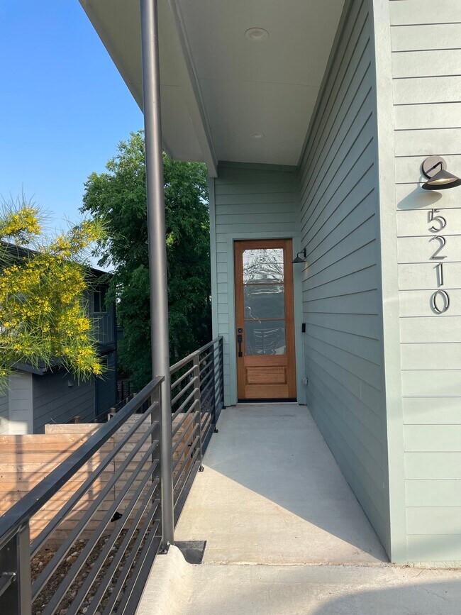 Foto del edificio - 5210 Rogers Ln