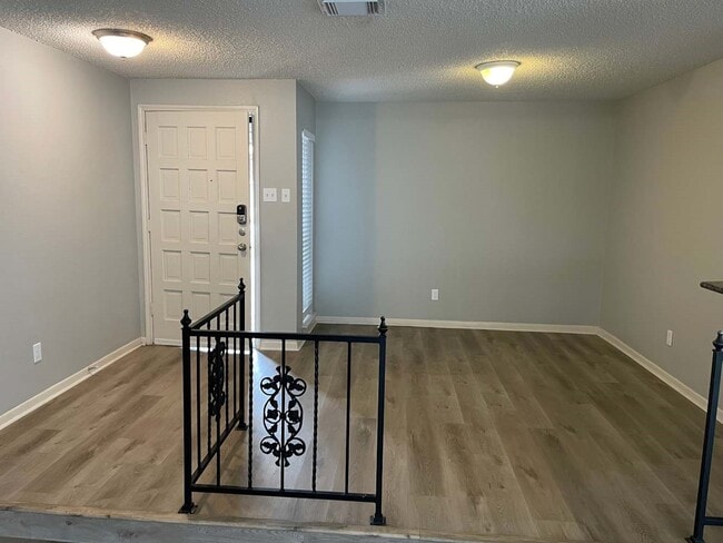 Building Photo - 2306 Cambridge Ct N