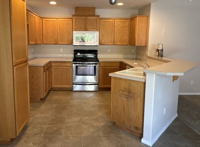 Building Photo - 3Bd/2Ba Single Story Home - Available to V...
