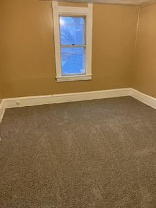 Building Photo - 3 bed 1 bath house