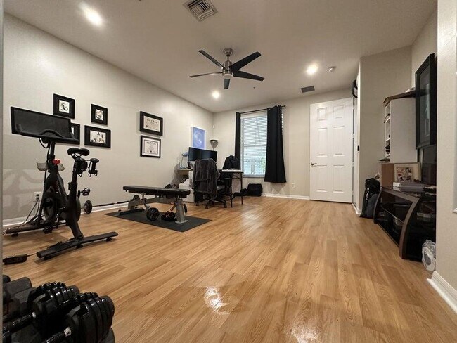 Foto del edificio - 1460 Corbison Point Pl