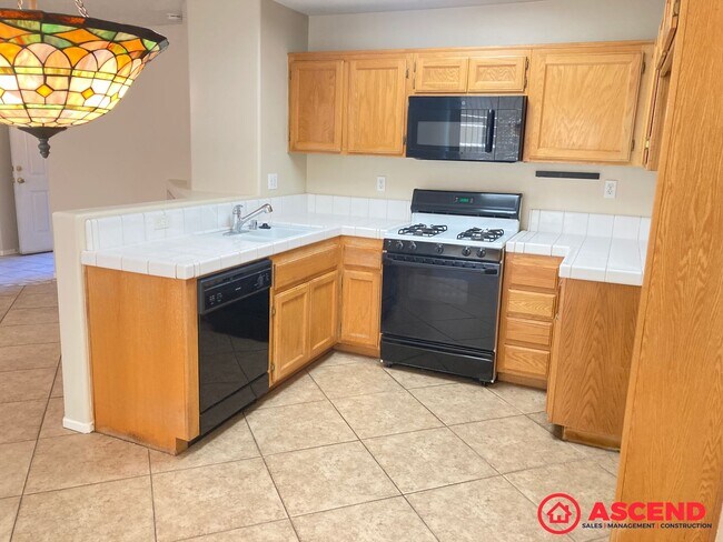 Building Photo - Comfortable 2BD/2BA Home in Bakersfield's Desirable 93312 — Fully Equipped!