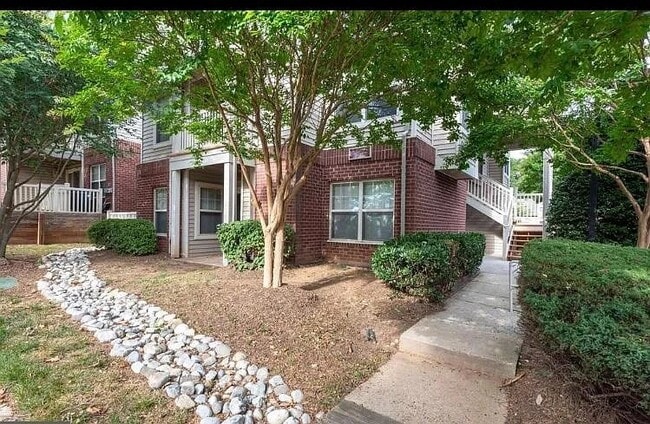 Building Photo - 1729 Ascot Way