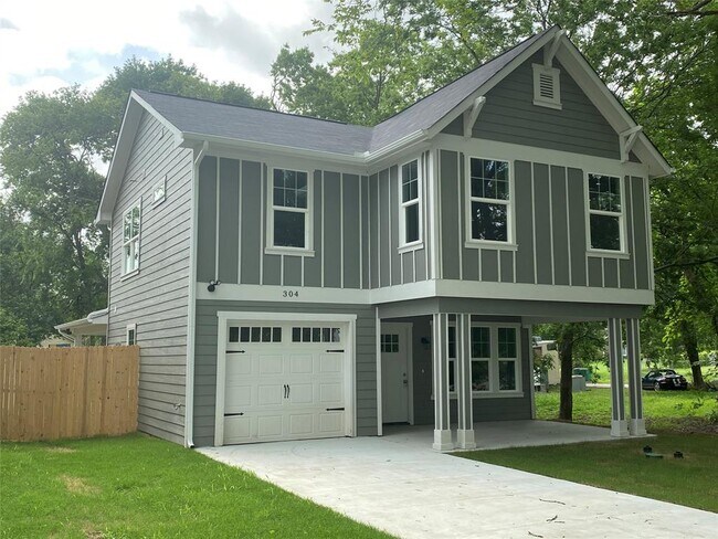 Building Photo - 304 Carver St