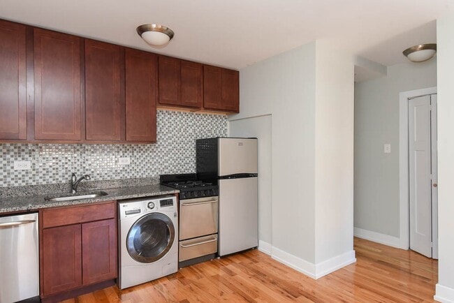 Building Photo - 562 W Arlington Pl