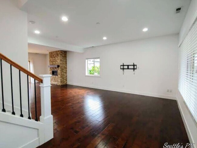 Foto del edificio - Elegant 4 Bedroom Oversized Home in Edmonds