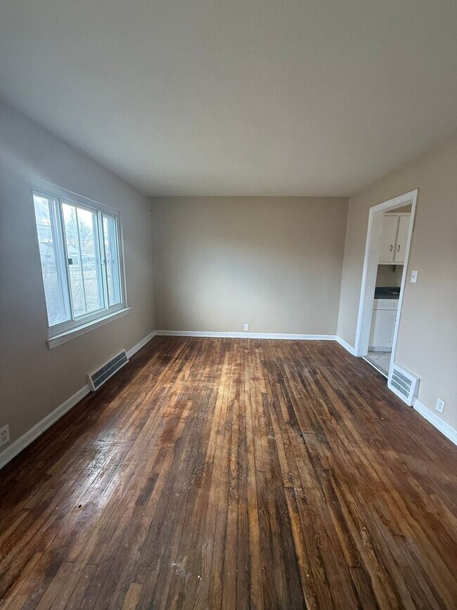 Foto del edificio - Euclid 4 Bed Single Water/Sewer included