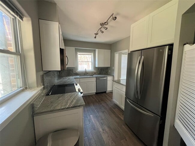 Building Photo - 401 W Saulnier St