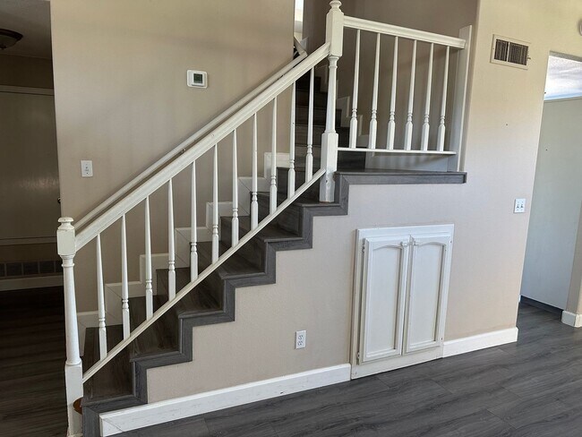 Building Photo - 3 Bedroom and office Single Family Home in...