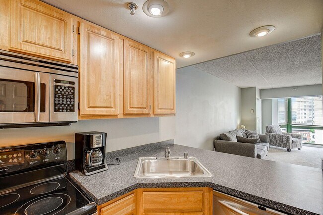 Foto del edificio - 270 E Highland Ave