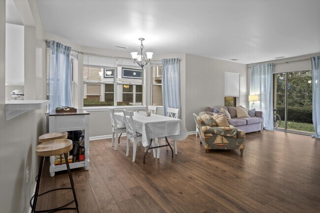 Building Photo - Comfortable, convenient, and well located Ashburn condo.