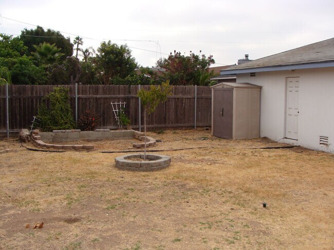 Building Photo - Beautiful 3Bedroom/2 Full Bath Plus Huge B...