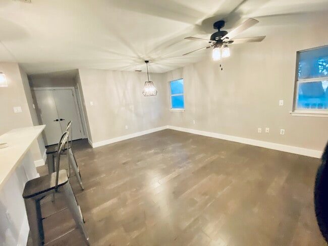 Living room - 1012 Glen Oaks Ct