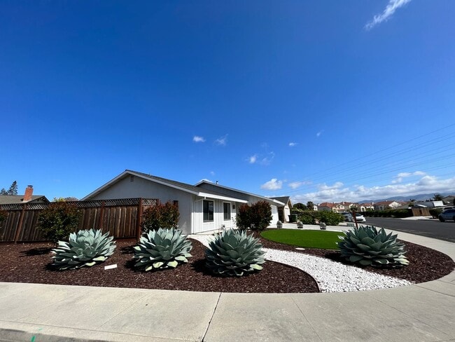 Foto del edificio - 3 bedroom, 2 bath home on a corner lot clo...