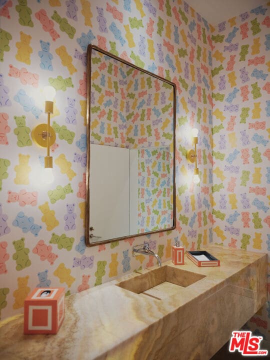 Foto del edificio - 661 Doheny Rd