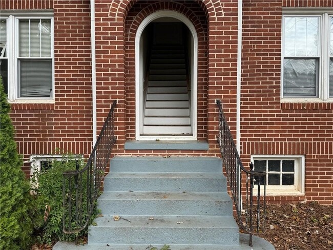 Foto del edificio - 300 Forrest Ave