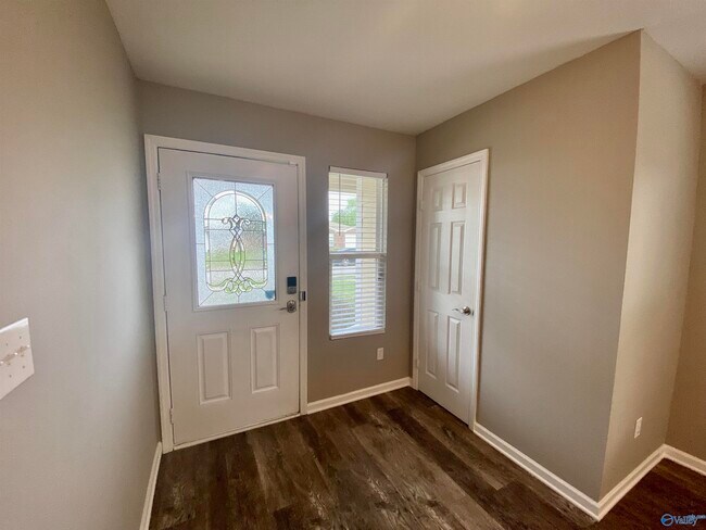 Building Photo - 3129 Lakeland Dr SW