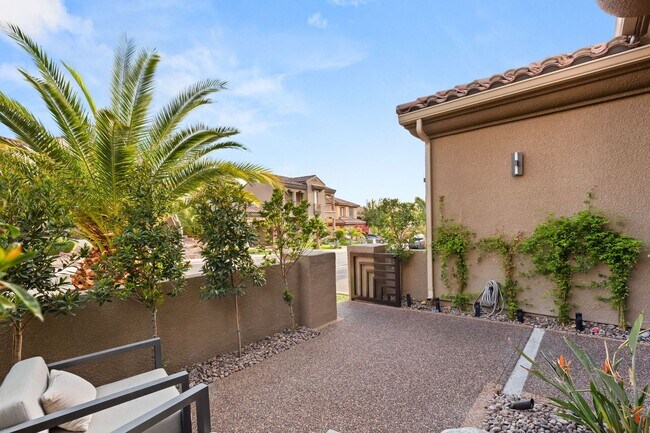 Foto del edificio - LUXURIOUS 4BEDROOM HOME IN GATED COMMUNITY...