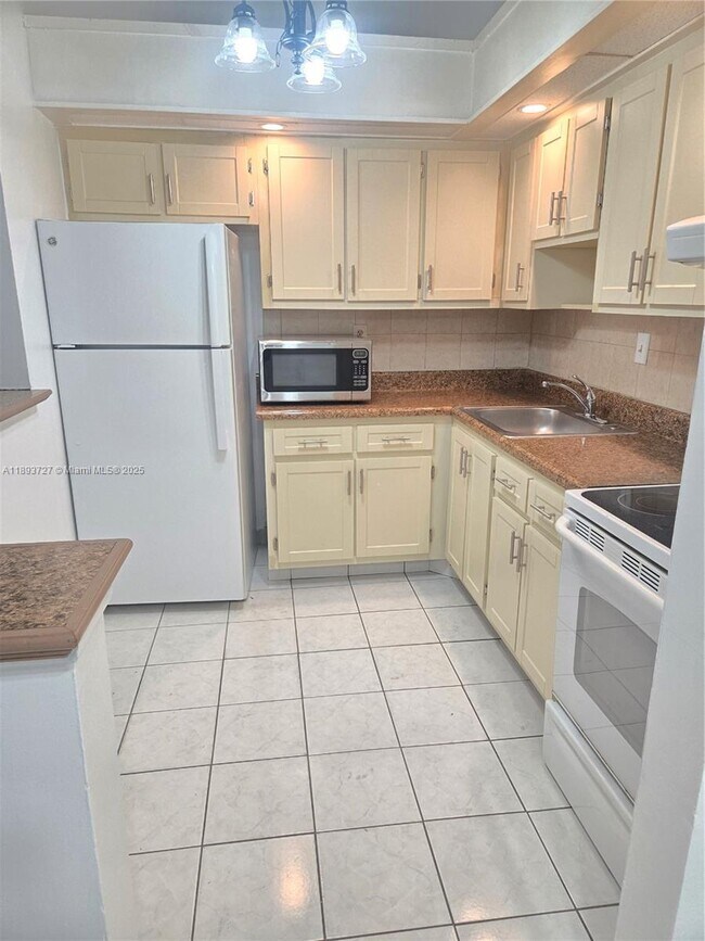 Foto del edificio - 18875 NW 62nd Ave