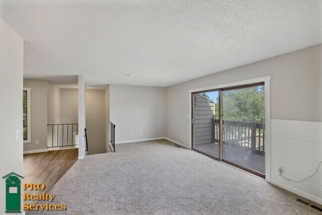 Building Photo - 2 Bedroom Townhome In Eagan