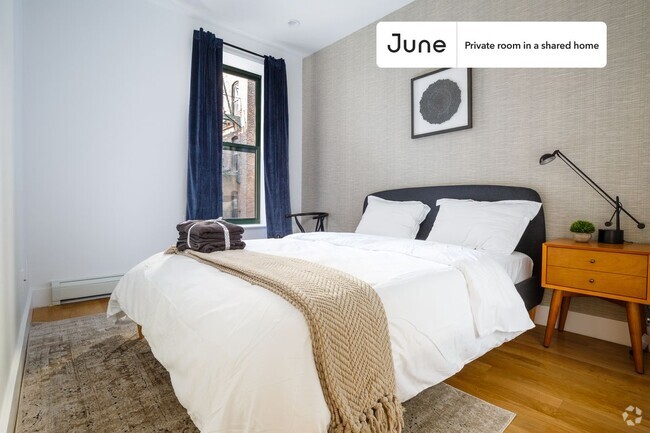 Building Photo - Private bedroom in 4 bed/1.5 bath Home