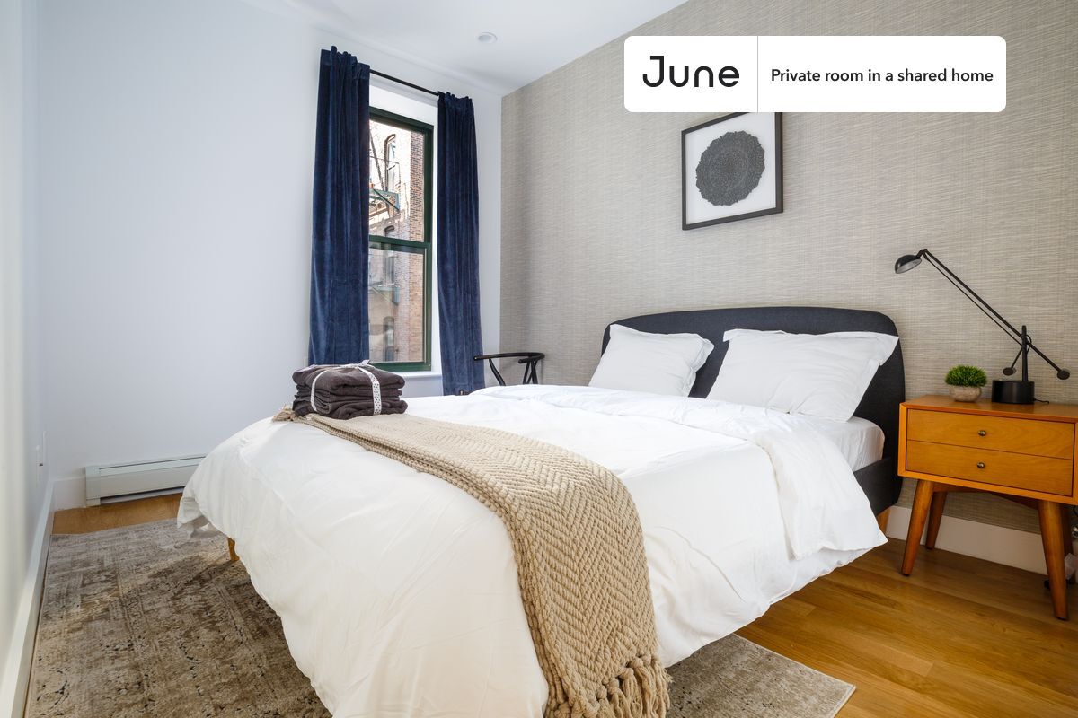 Foto principal - Private bedroom in 4 bed/1.5 bath Home