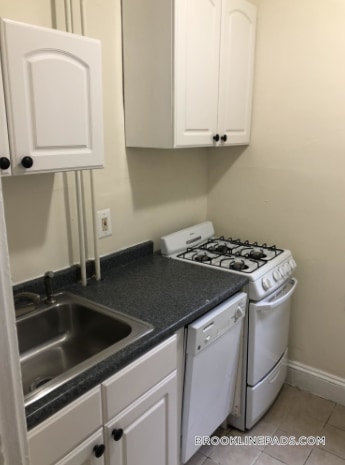 Building Photo - 352 Riverway