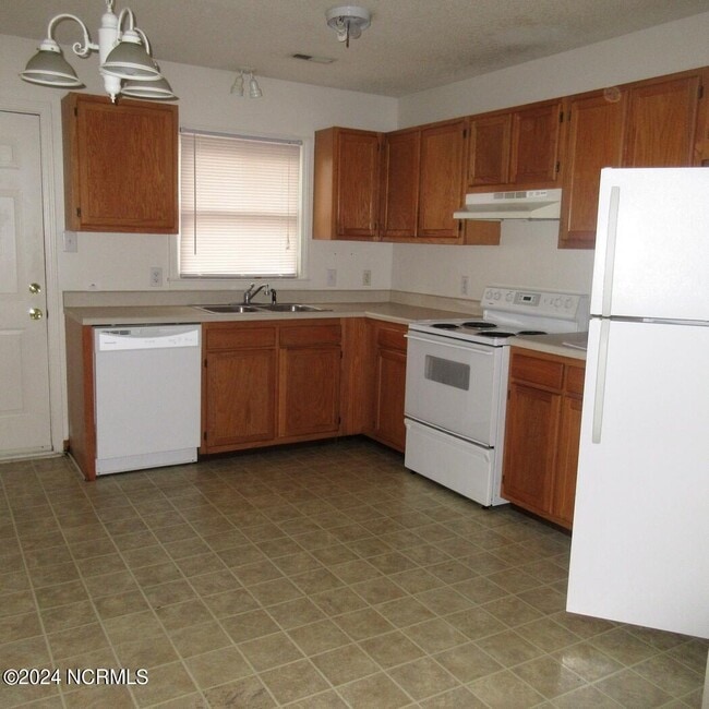 Building Photo - 155 Lakewood Dr