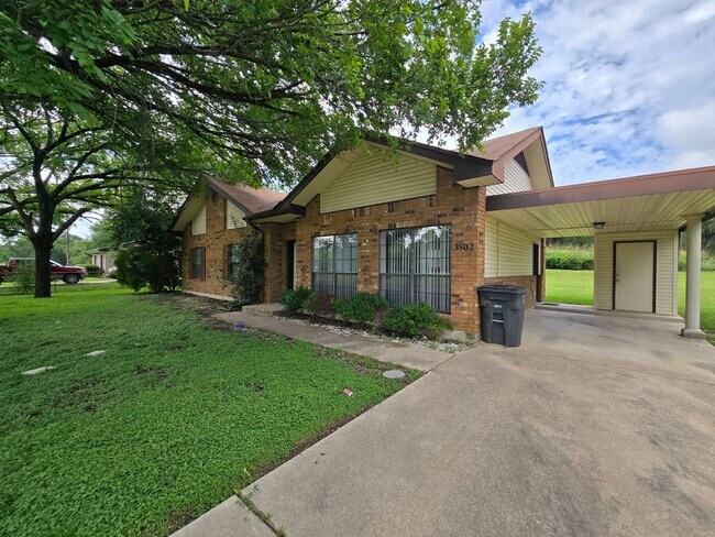 Foto del edificio - AVAILABLE NOW!