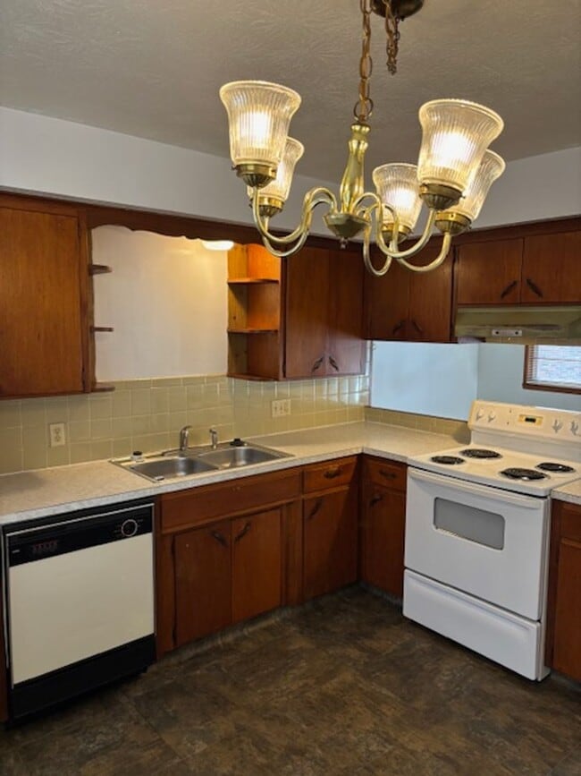 Foto del edificio - 2 BEDROOM 4- PLEX, NEWER FLOORING, FRESH PAINT, CLEAN AND QUIET.