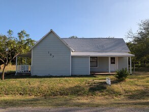 Building Photo - 107 Spur Rd