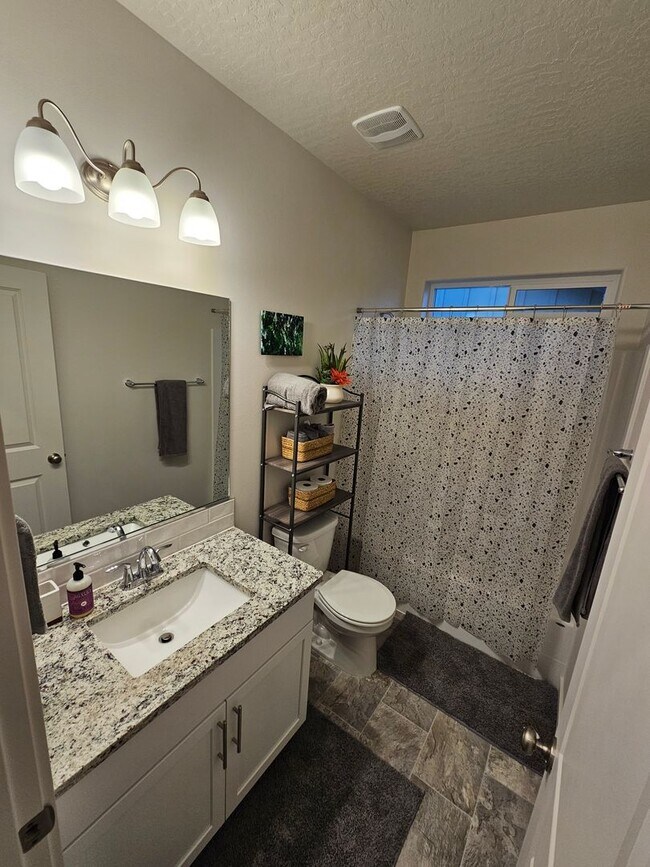 Building Photo - Beautiful Home in Post Falls