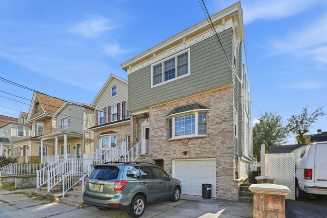 Building Photo - 16 E 44th St