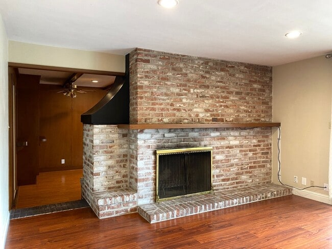 Building Photo - Large Three Bed, Two Bath Home with a Pool...