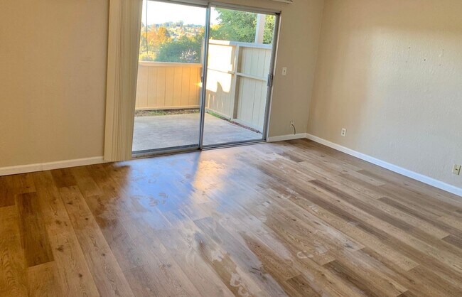 Foto del edificio - 2 Bed 1 Bath Condo in El Sobrante -- COMIN...
