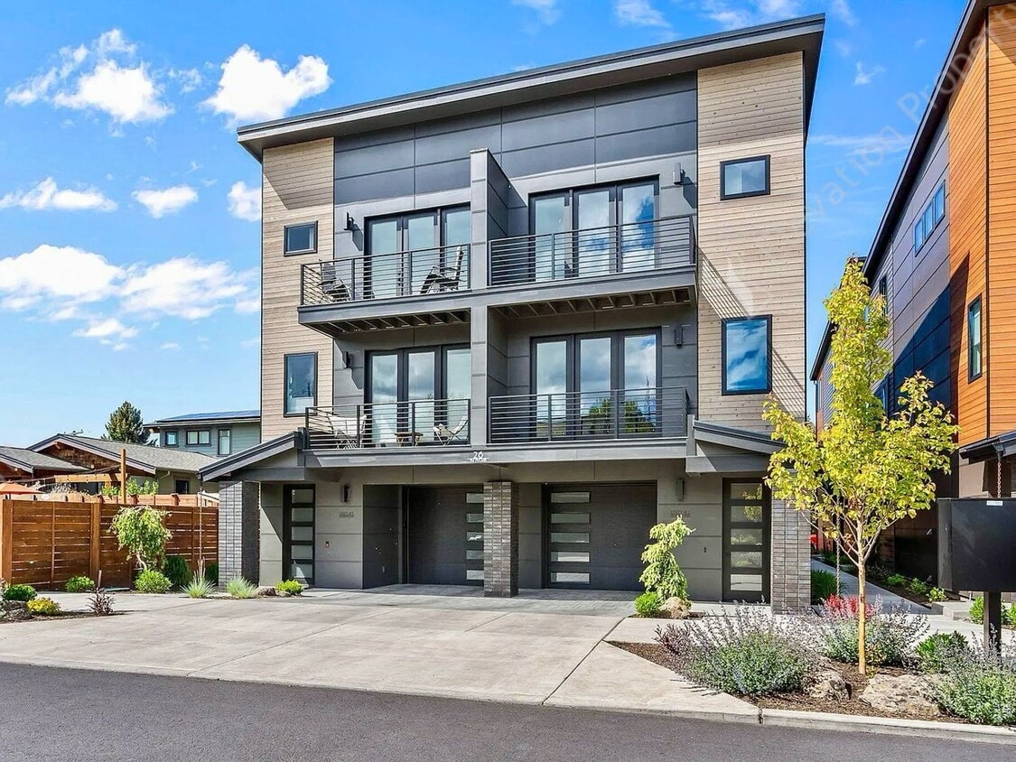 Foto principal - Luxury Townhome with River Access Near Dow...